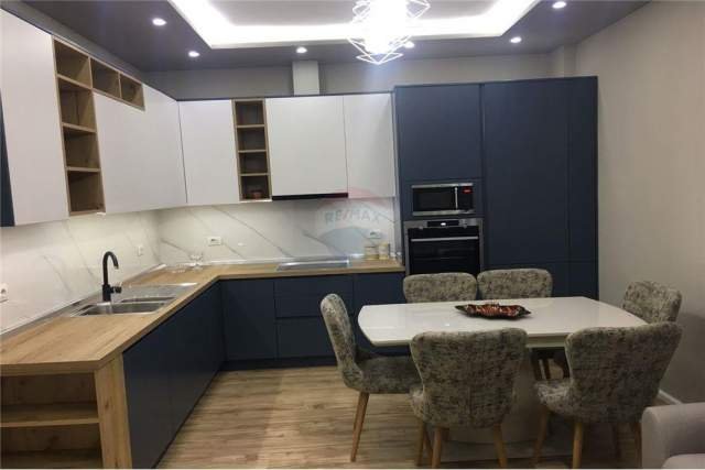 Tirane, jepet me qera apartament 1+1 Kati 9, 76 m² 550 Euro (Rruga e Dibres)