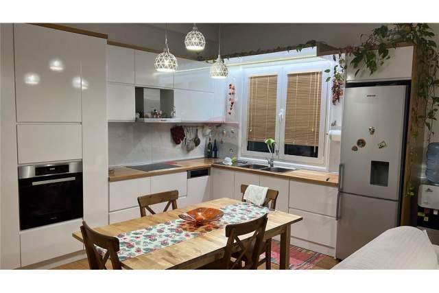 Tirane, jepet me qera Vile 4+1+A+BLK Kati 2, 267 m² 1.300 Euro (Rruga e Elbasanit)