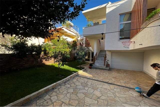 Tirane, jepet me qera Vile 4+1+A+BLK Kati 2, 267 m² 1.300 Euro (Rruga e Elbasanit)