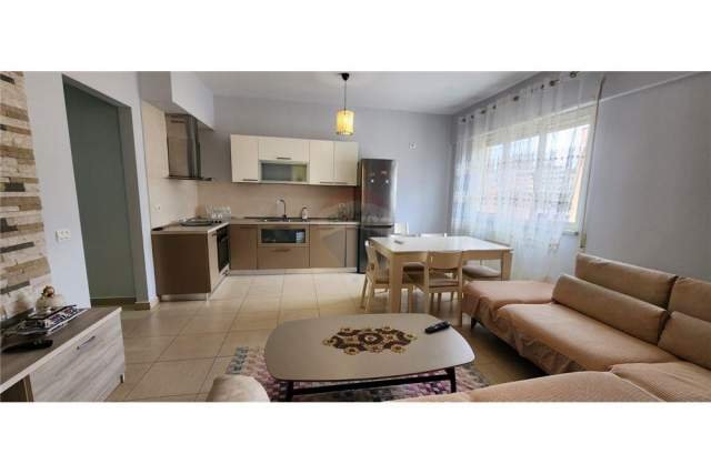 Tirane, jepet me qera apartament 2+1 Kati 4, 90 m² 500 Euro (Kristal Center)