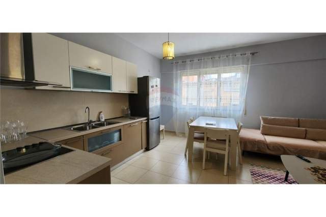 Tirane, jepet me qera apartament 2+1 Kati 4, 90 m² 500 Euro (Kristal Center)