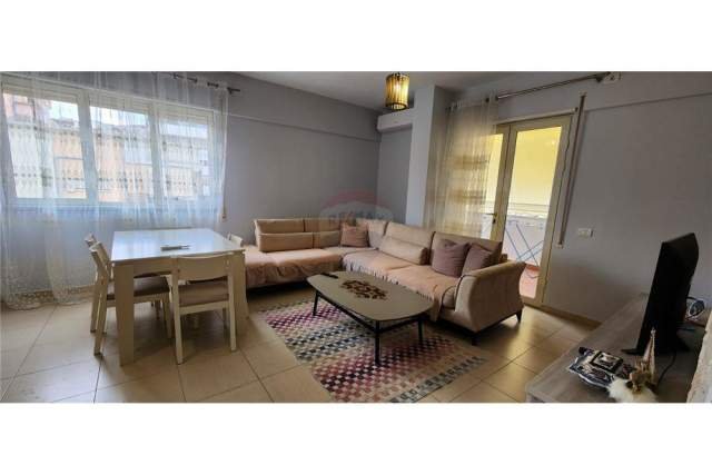 Tirane, jepet me qera apartament 2+1 Kati 4, 90 m² 500 Euro (Kristal Center)