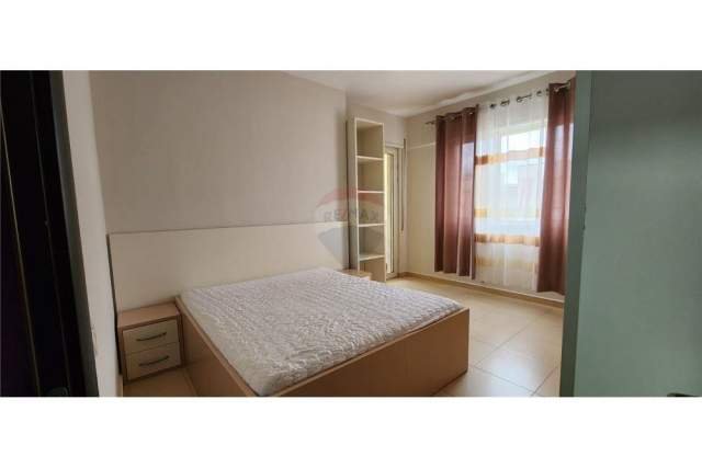 Tirane, jepet me qera apartament 2+1 Kati 4, 90 m² 500 Euro (Kristal Center)