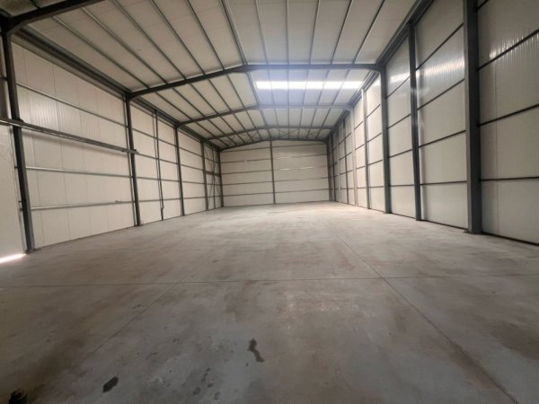 Tirane, shitet magazine Kati 0, 1.000 m² 650.000 € (Autostrada Tirane-Durres)