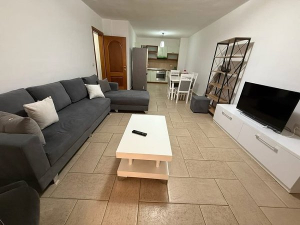Tirane, jepet me qera apartament 2+1 , 650 € (Sheshi Willson!)
