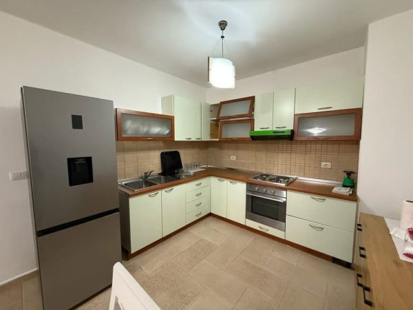 Tirane, jepet me qera apartament 2+1 , 650 € (Sheshi Willson!)