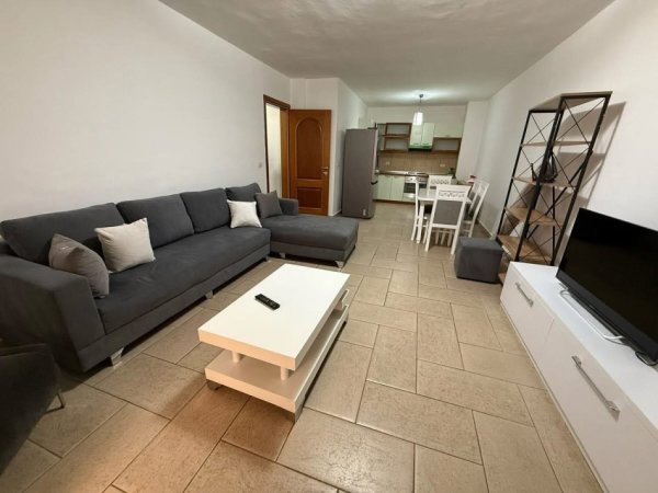 Tirane, jepet me qera apartament 2+1 , 650 € (Sheshi Willson!)