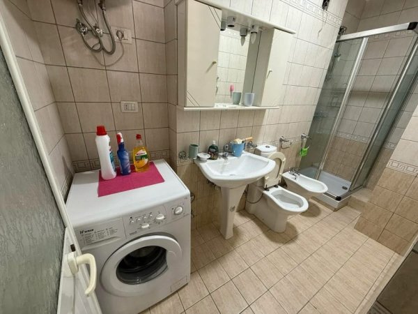 Tirane, jepet me qera apartament 2+1 , 650 € (Sheshi Willson!)