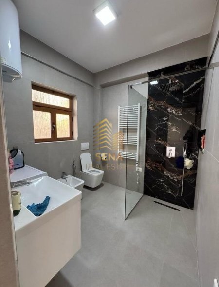 Tirane, jepet me qera Vile 2+1+Ballkon Kati 2, 120 m² 600 € (rrugen Hajredin Kumbaro.)