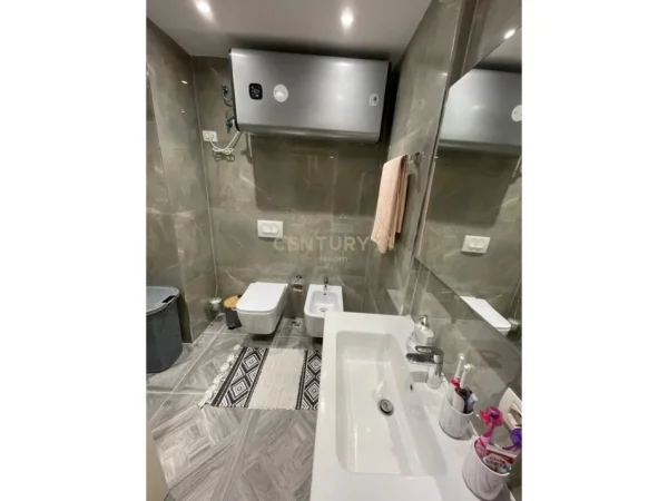 Tirane, jepet me qera apartament 2+1 Kati 4, 104 m² 800 € (liqeni i thate)