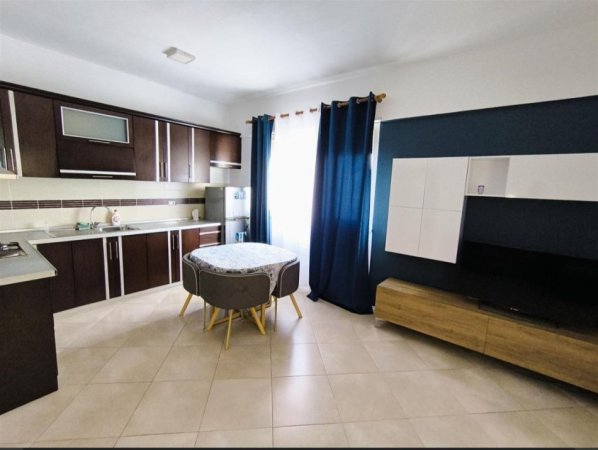 Tirane, jepet me qera apartament 1+1+Ballkon Kati 5, 78 m² 600 € (komuna e parisit)