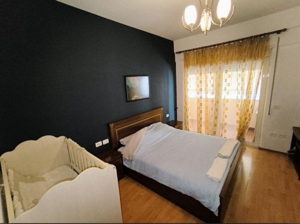 Tirane, jepet me qera apartament 1+1+Ballkon Kati 5, 78 m² 600 € (komuna e parisit)