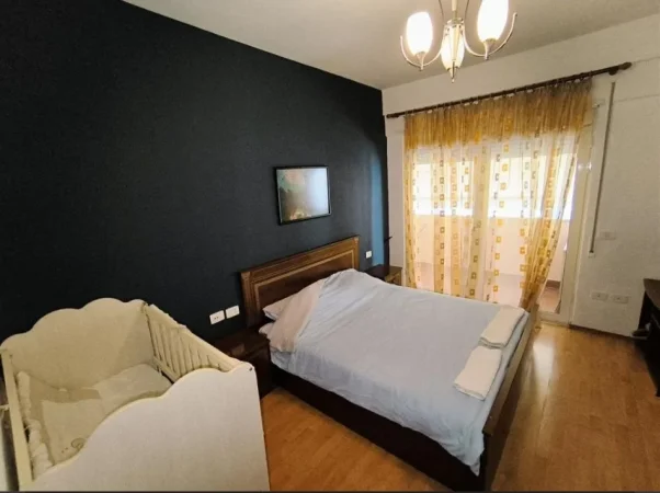 Tirane, jepet me qera apartament 1+1+Ballkon Kati 5, 78 m² 600 € (komuna e parisit)