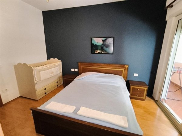 Tirane, jepet me qera apartament 1+1+Ballkon Kati 5, 78 m² 600 € (komuna e parisit)