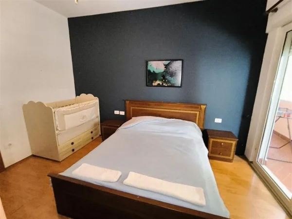 Tirane, jepet me qera apartament 1+1+Ballkon Kati 5, 78 m² 600 € (komuna e parisit)