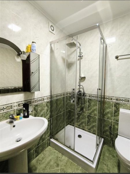 Tirane, jepet me qera apartament 1+1+Ballkon Kati 5, 78 m² 600 € (komuna e parisit)