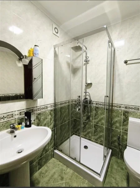 Tirane, jepet me qera apartament 1+1+Ballkon Kati 5, 78 m² 600 € (komuna e parisit)