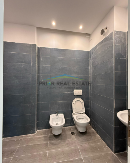 Tirane, shitet apartament 3+1+Ballkon Kati 2, 147 m² 286.000 € (Liqeni i Thate)