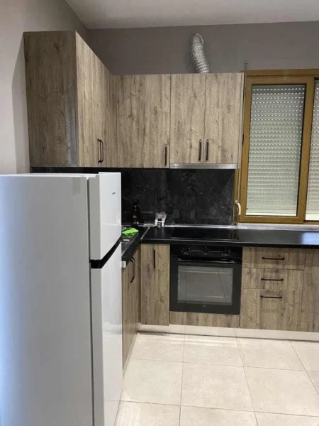 Tirane, jepet me qera apartament 1+1 Kati 2, 50 m² 400 € (tregu elektrik)