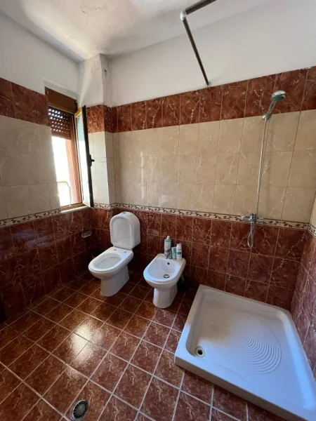 Tirane, jepet me qera apartament 1+1+Ballkon Kati 2, 70 m² 400 € (rruga Don Bosko)