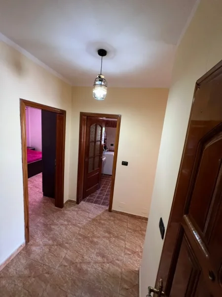 Tirane, jepet me qera apartament 1+1+Ballkon Kati 2, 70 m² 400 € (rruga Don Bosko)