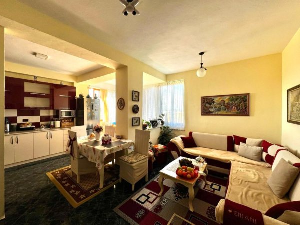 Shitet: 2+1 (📌 Vlore - Narte, afer Rr. Kryesore ) kati 2 - i Mobiluar, Kondicioner || 60,000€