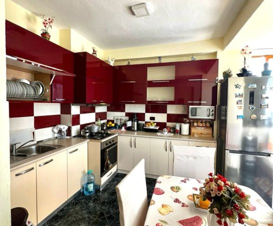 Shitet: 2+1 (📌 Vlore - Narte, afer Rr. Kryesore ) kati 2 - i Mobiluar, Kondicioner || 60,000€
