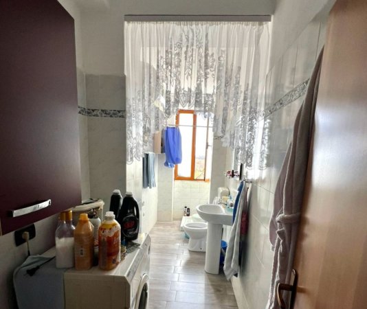 Shitet: 2+1 (📌 Vlore - Narte, afer Rr. Kryesore ) kati 2 - i Mobiluar, Kondicioner || 60,000€