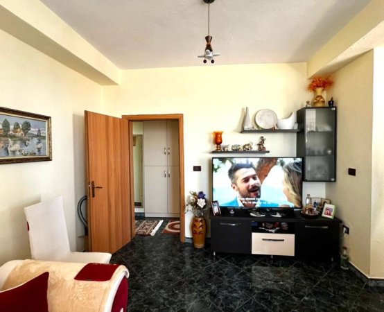 Shitet: 2+1 (📌 Vlore - Narte, afer Rr. Kryesore ) kati 2 - i Mobiluar, Kondicioner || 60,000€