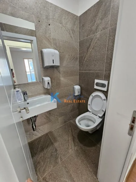 Tirane, jap me qera zyre Kati 2, 150 m² 1.500 € (AFER STADIUMIT DINAMO)