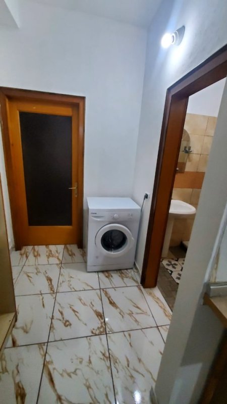 Tirane, jepet me qera apartament 1+1 Kati 1, 80 m² 300 € ( JEPET ME QERA SHTËPI 1+1 – PRANË HOTEL MERIDIAN TEK SIRI KODRA)