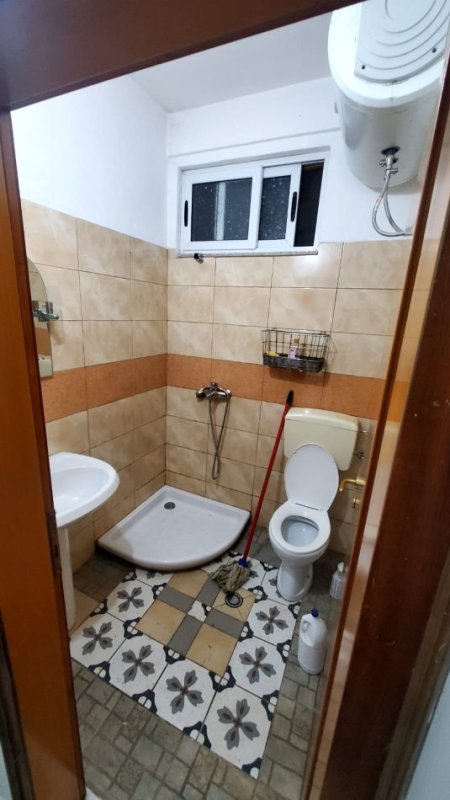 Tirane, jepet me qera apartament 1+1 Kati 1, 80 m² 300 € ( JEPET ME QERA SHTËPI 1+1 – PRANË HOTEL MERIDIAN TEK SIRI KODRA)