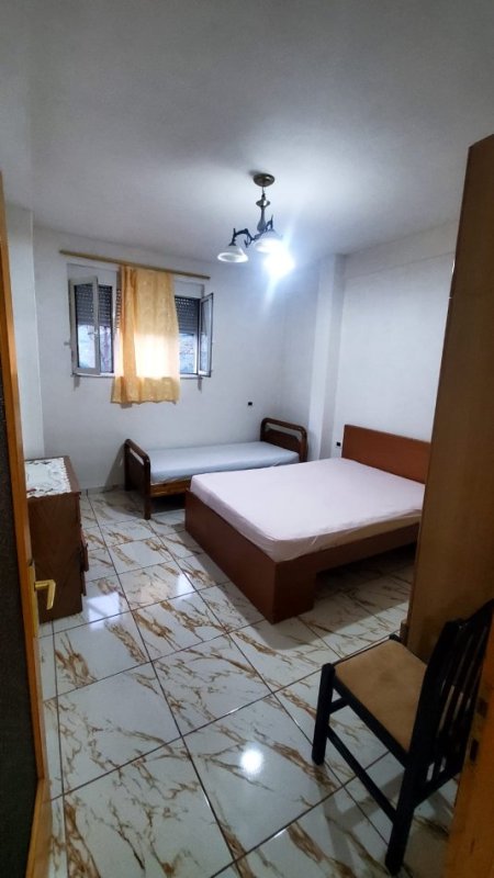 Tirane, jepet me qera apartament 1+1 Kati 1, 80 m² 300 € ( JEPET ME QERA SHTËPI 1+1 – PRANË HOTEL MERIDIAN TEK SIRI KODRA)