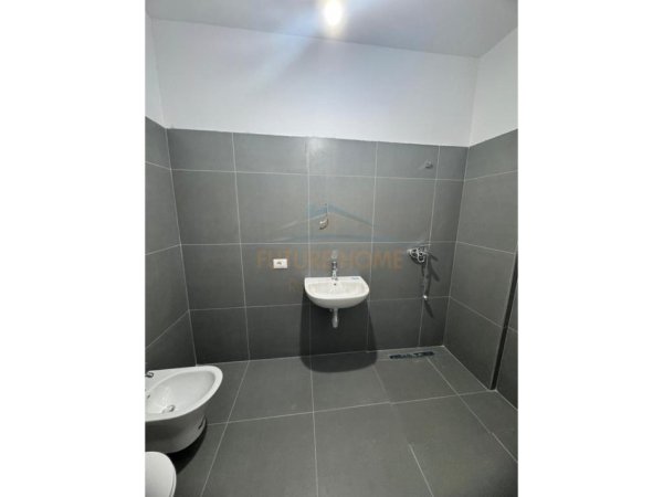 Tirane, shitet apartament 1+1+Ballkon+Post Parkimi,  Kati 3, 67 m² 152.000 € (ASL 2)