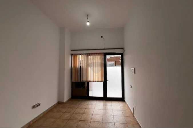 Tirane, jepet me qera zyre Kati 0, 300 € (Rruga re Barikadave)