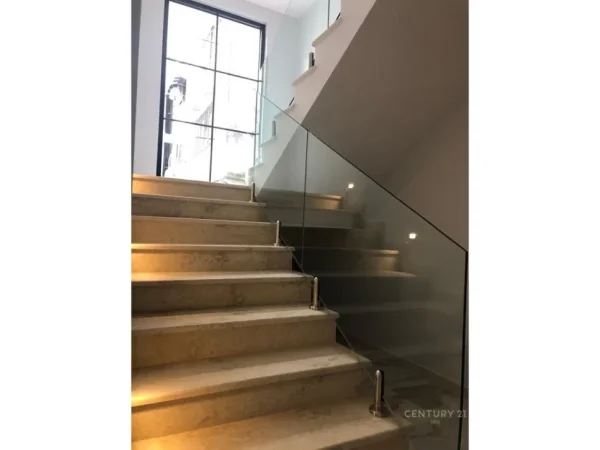 Tirane, jepet me qera apartament Kati 3, 450 m² 4.500 € (rruga e Durresit)