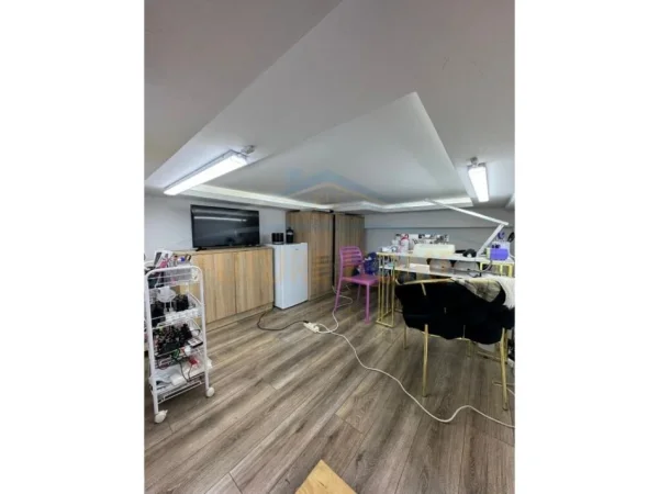 Tirane, jepet me qera ambjent biznesi Kati 0, 30 m² 700 € (Unaza e Re)