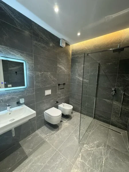 Tirane, jepet me qera apartament 2+1+Ballkon Kati 6, 80 m² 1.300 € (Kompleksi Delijorgji)