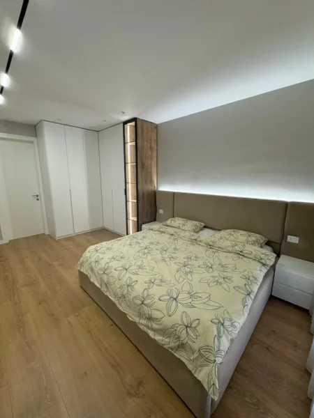 Tirane, jepet me qera apartament 2+1+Ballkon Kati 6, 80 m² 1.300 € (Kompleksi Delijorgji)