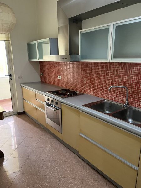 Tirane, jepet me qera apartament 1+1+Aneks+Ballkon Kati 2, 89 m² 450 € (Rr.Derhemi-Shkolla e Kuqe)
