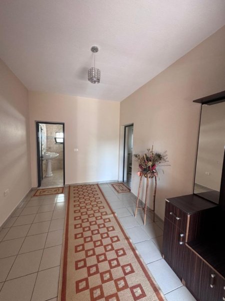 Tirane, jepet me qera apartament 1+1+Ballkon Kati 2, 80 m² 400 € (Ne fund te rruges Don Bosko prane Neptunit)