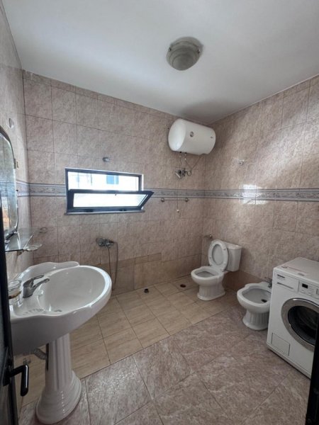 Tirane, jepet me qera apartament 1+1+Ballkon Kati 2, 80 m² 400 € (Ne fund te rruges Don Bosko prane Neptunit)