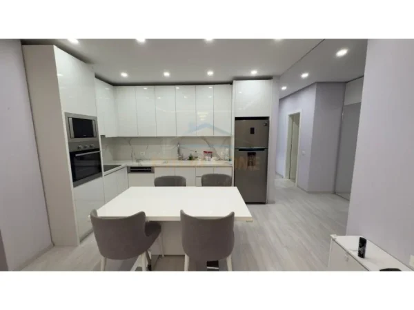 Tirane, jepet me qera apartament 2+1 Kati 2, 120 m² 800 € (Liqeni i Thate,)
