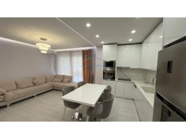 Tirane, jepet me qera apartament 2+1 Kati 2, 120 m² 800 € (Liqeni i Thate,)