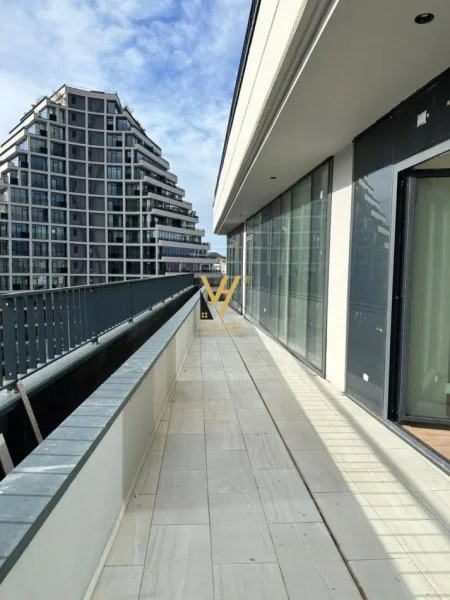 Tirane, jepet me qera zyre Kati 9, 200 m² 2.500 € (LIQENI ARTIFICIAL)