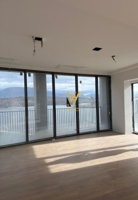 Tirane, jepet me qera zyre Kati 9, 200 m² 2.500 € (LIQENI ARTIFICIAL)