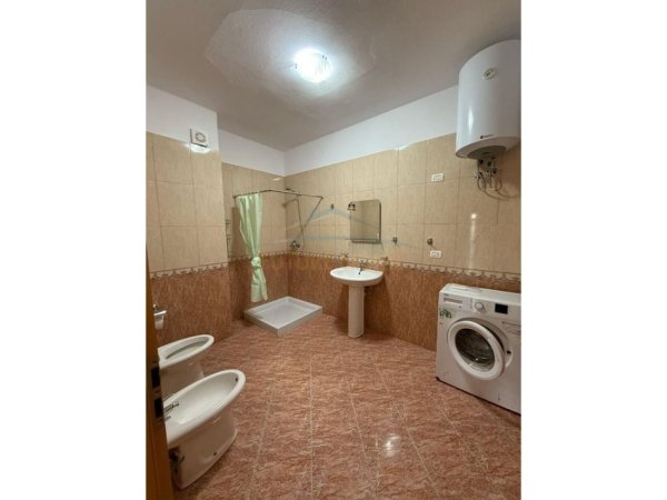 Durres, jepet me qera apartament 2+1 Kati 8, 114 m² 500 € (Durres)