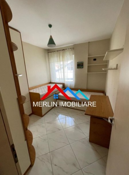 Tirane, jepet me qera apartament 2+1+Ballkon Kati 3, 97 m² 450 € (RRUGA SHEFQET KUKA)