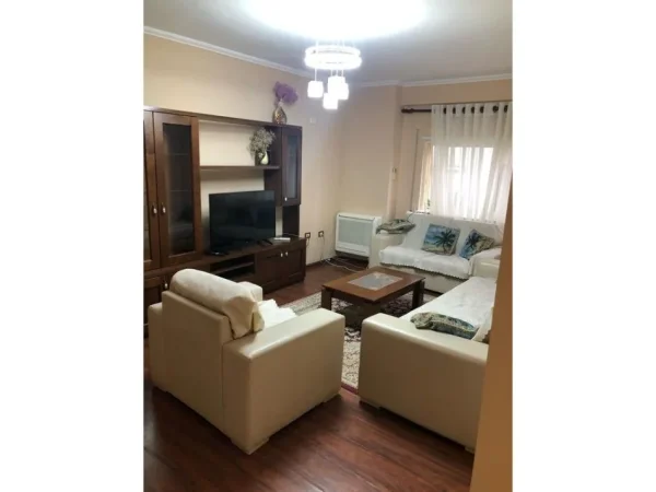 Tirane, jepet me qera apartament 2+1 Kati 3, 100 m² 450 € (Ali Dem)