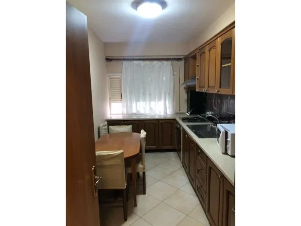 Tirane, jepet me qera apartament 2+1 Kati 3, 100 m² 450 € (Ali Dem)